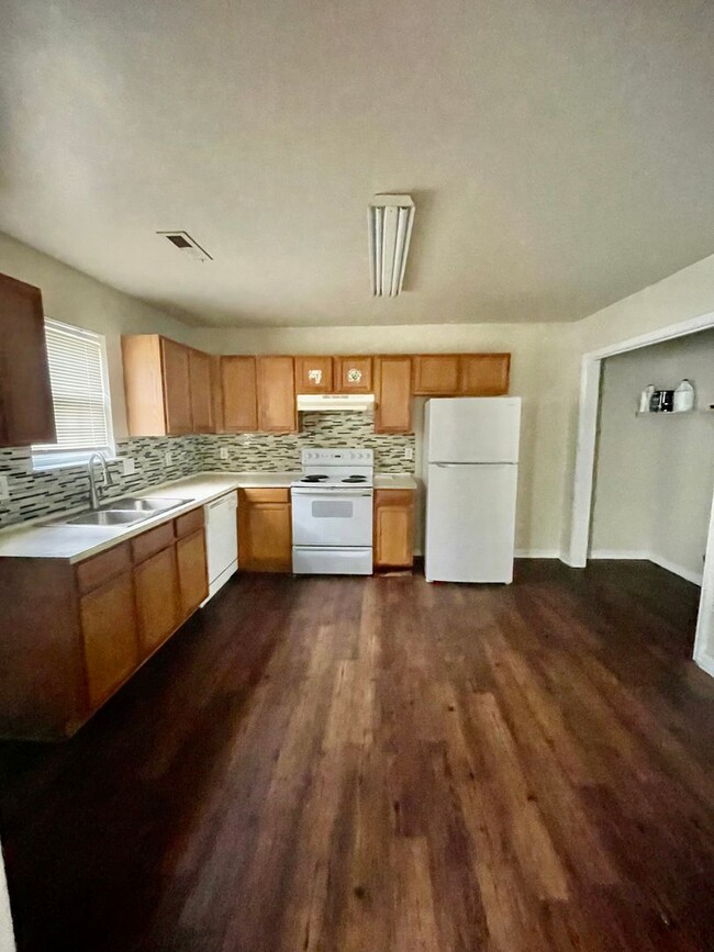 Building Photo - Must see 4 bedroom 2.5 bath townhouse with...