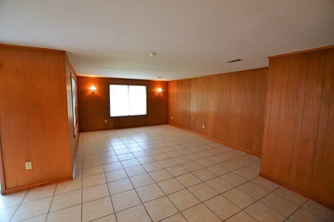 Building Photo - Vintage 3 Bedroom Home in Goodwood Homesites Neighborhood