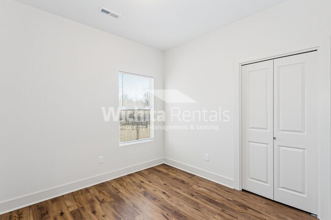 Building Photo - 1867-1867 S Hickory Creek Ct