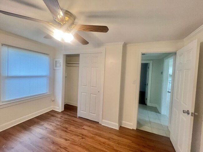 Building Photo - Cozy 2BR Cottage/No Carpet, large laundry ...