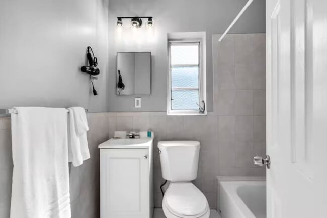 Building Photo - 138 SW 5th Ct