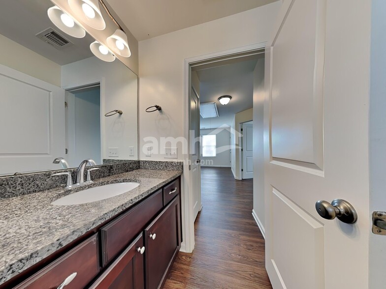 Building Photo - 304 Crabapple Cir