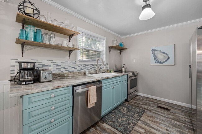 Building Photo - SNOWBIRD RENTAL- 4 blocks 2 Sea & Fire Pit