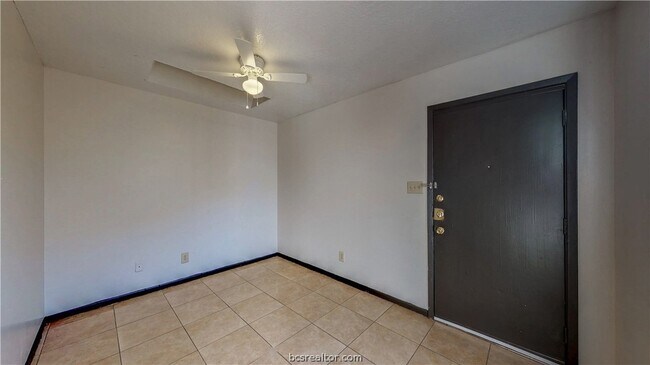 Building Photo - 725 Peppertree Dr