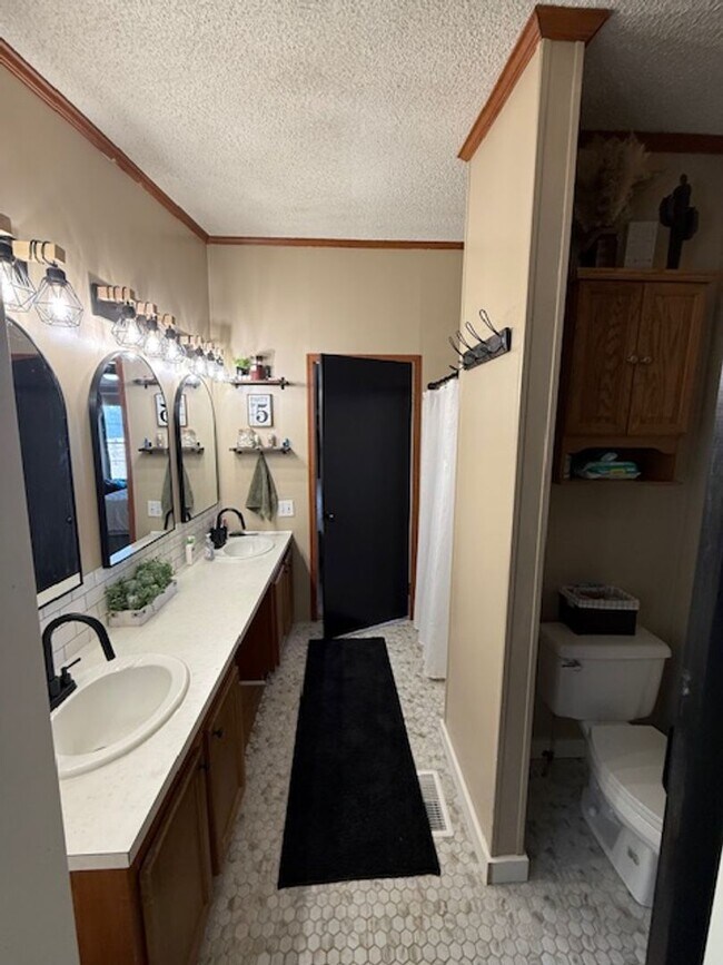 Building Photo - $500 OFF move in SPECIAL!  Room to Roam