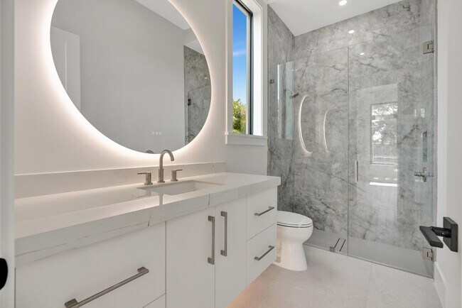 Building Photo - 416 S Lake Dr