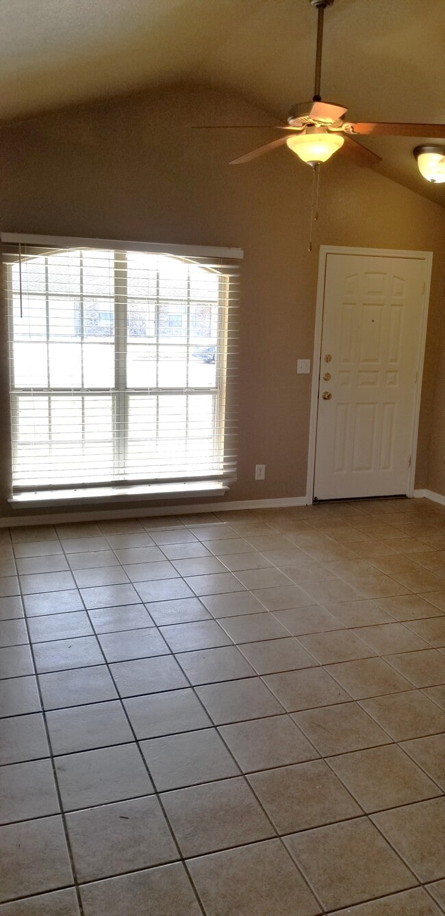 Building Photo - 2105 Agate Dr