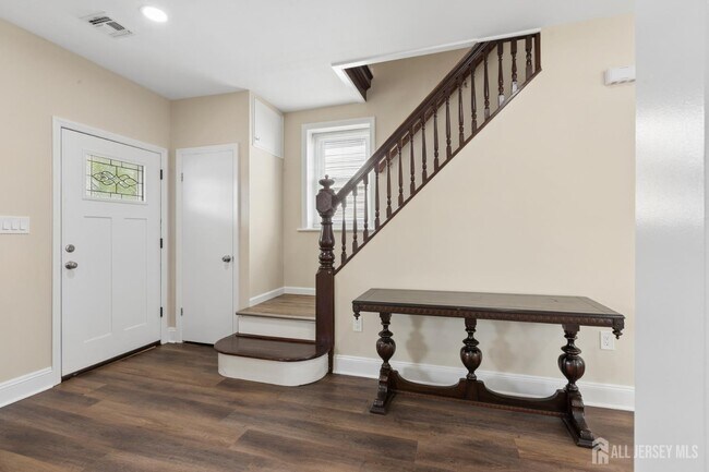 Building Photo - 327 Main St