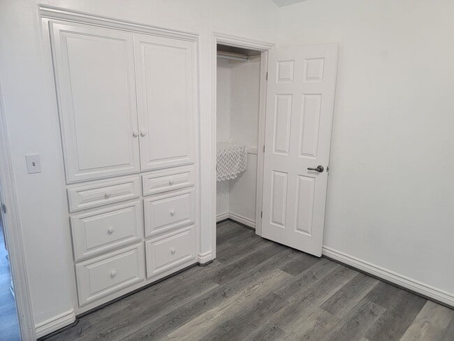 Building Photo - One Bedroom Apartment