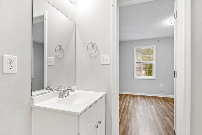 Building Photo - University Woods Retreat: 4 BR/4 Bath minutes to NCSU!