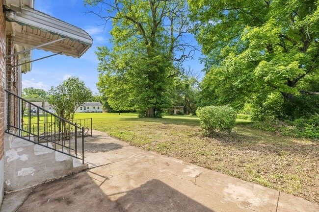Building Photo - Delhi-Charming 2Bed 1 bath home
