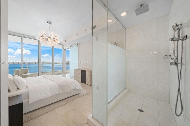 Building Photo - 2020 N Bayshore Dr