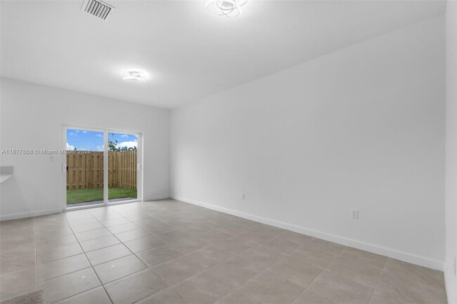 Building Photo - 2807 SE 26th Ave