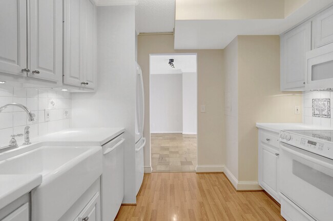 Building Photo - 3800 Fairfax Dr