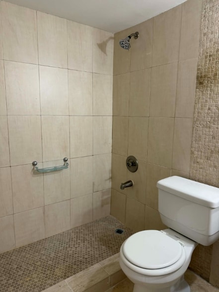 Building Photo - 341 W Park Dr