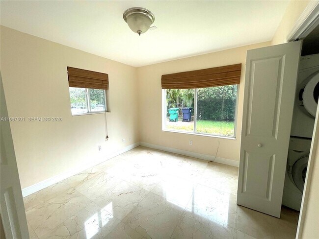 Building Photo - 10672 SW 77th Ave