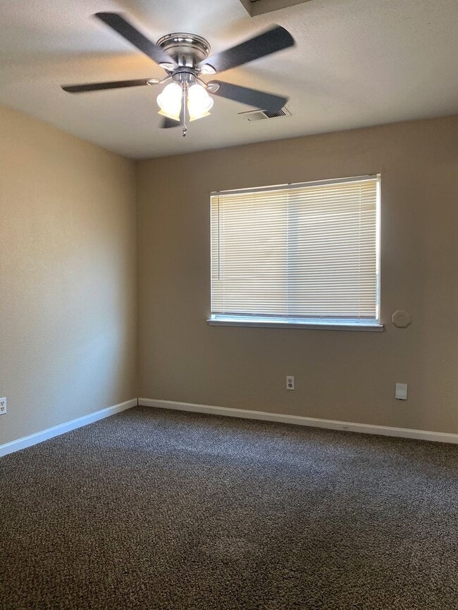 Building Photo - Cute home with fenced yard and driveway. A...