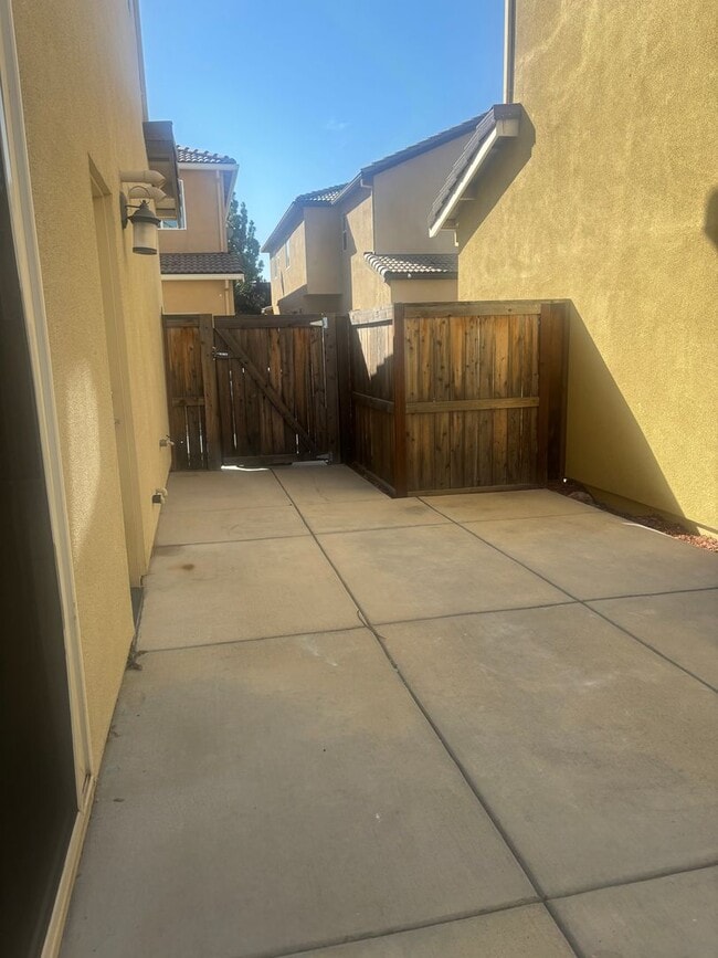 Building Photo - Beautiful 3 bedroom, 2.5 bathroom Home