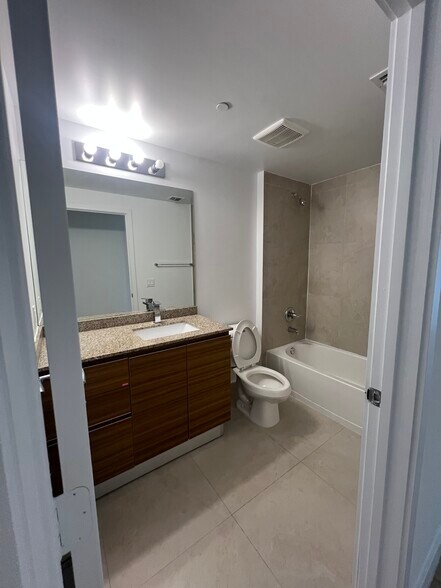 Building Photo - 1524 NE Miami Pl
