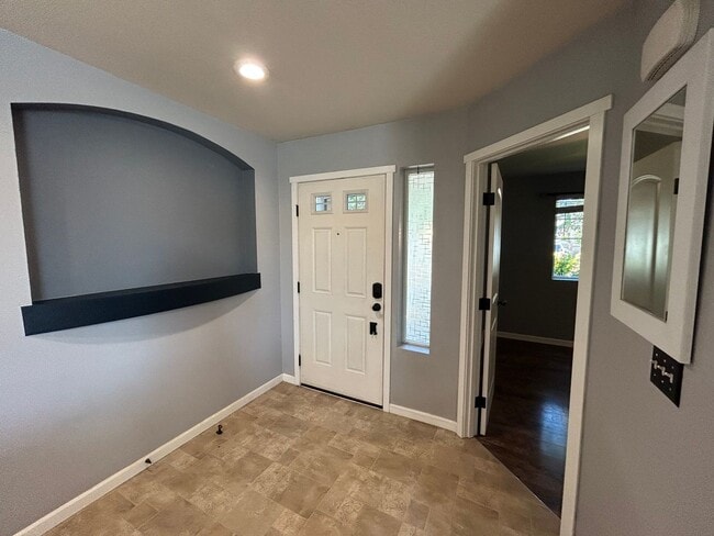 Building Photo - Gorgeous 3 BD, 2 BA House with 1 Car garag...