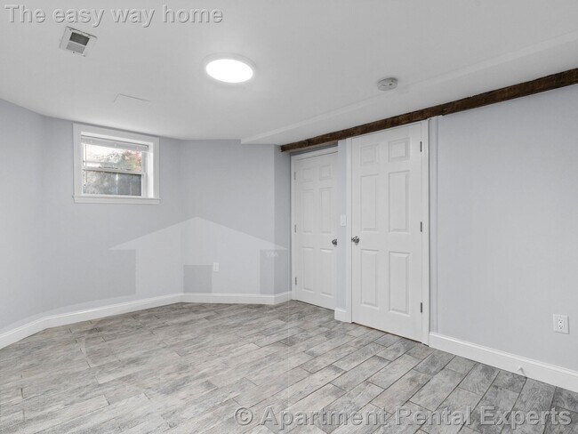 Building Photo - 98 Elm St