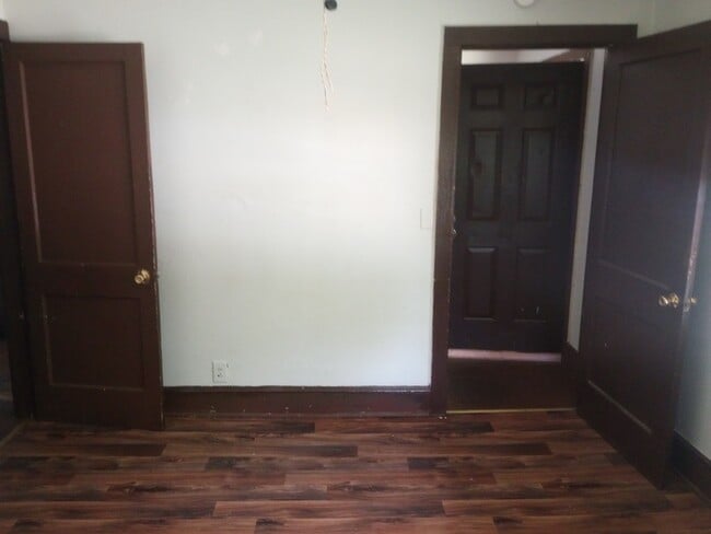 Building Photo - 3 Bedroom 1 Bathroom