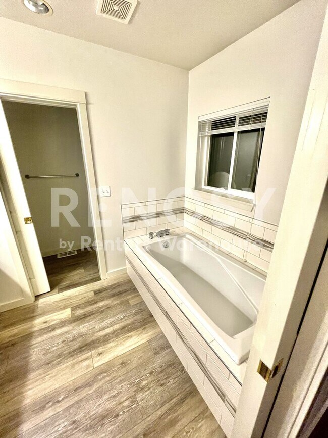 Building Photo - 15605 NE 91st Way