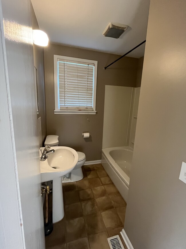 Building Photo - 207 Desoto Dr