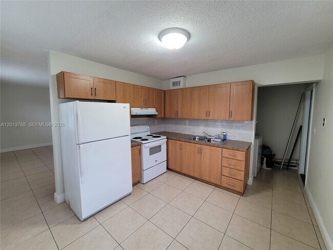 Building Photo - 3425 SW 89th Ave