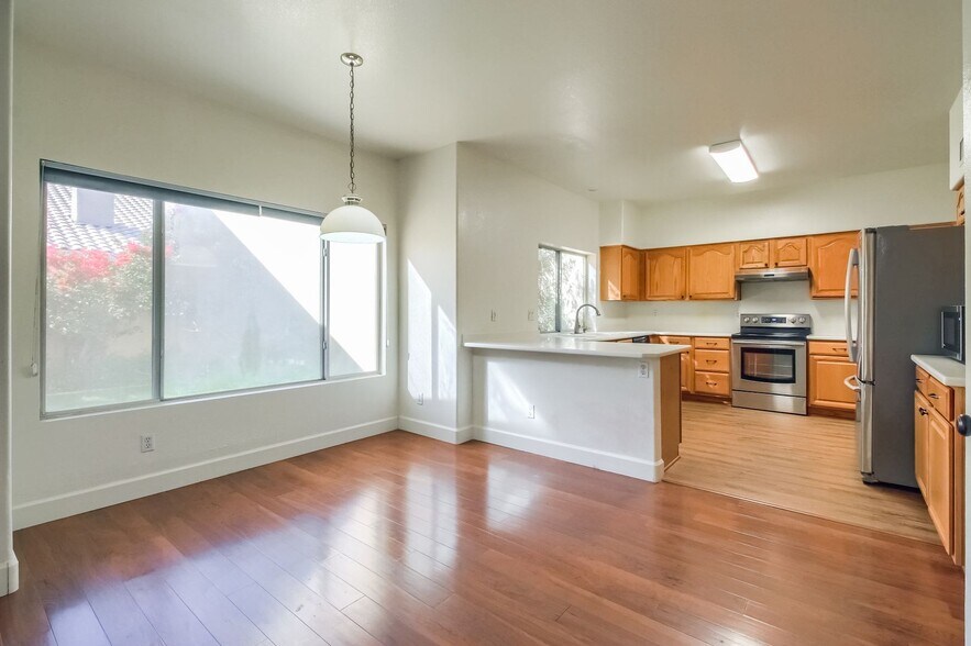 Building Photo - 417 W El Freda Rd