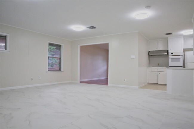 Building Photo - 5007 Hazelton St
