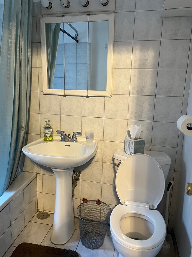 Building Photo - 20 E Goethe St