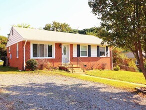 Building Photo - Move-In Ready 3 Bed/1 Bath Rancher | Spaci...
