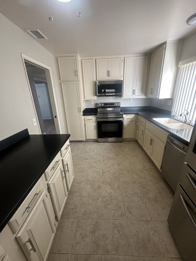 Building Photo - $3,400 - Charming Ground-Floor 2 Bed / 2 Bath Condo in Desirable Oaks North 55+ Community