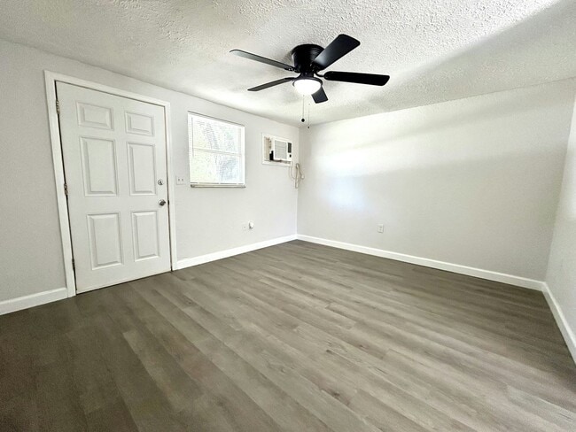 Building Photo - 8220 Krag Dr