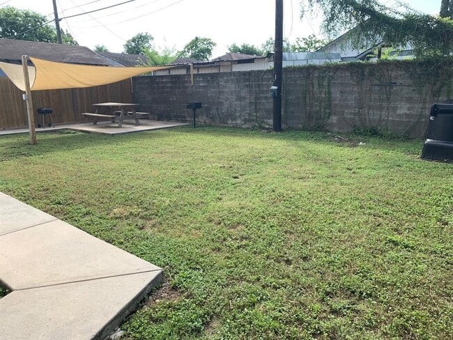 Building Photo - 309 Hutcheson St