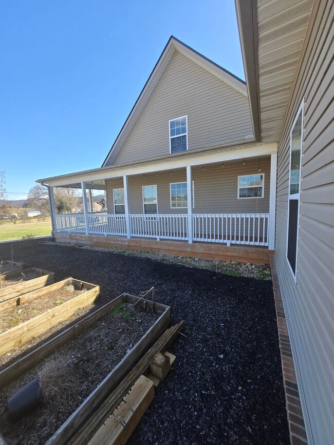 Building Photo - Charming 3-Bed, 2.5-Bath Homestead with Sp...