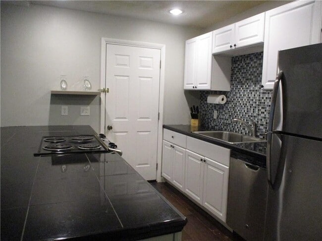 Building Photo - 323 Palm St