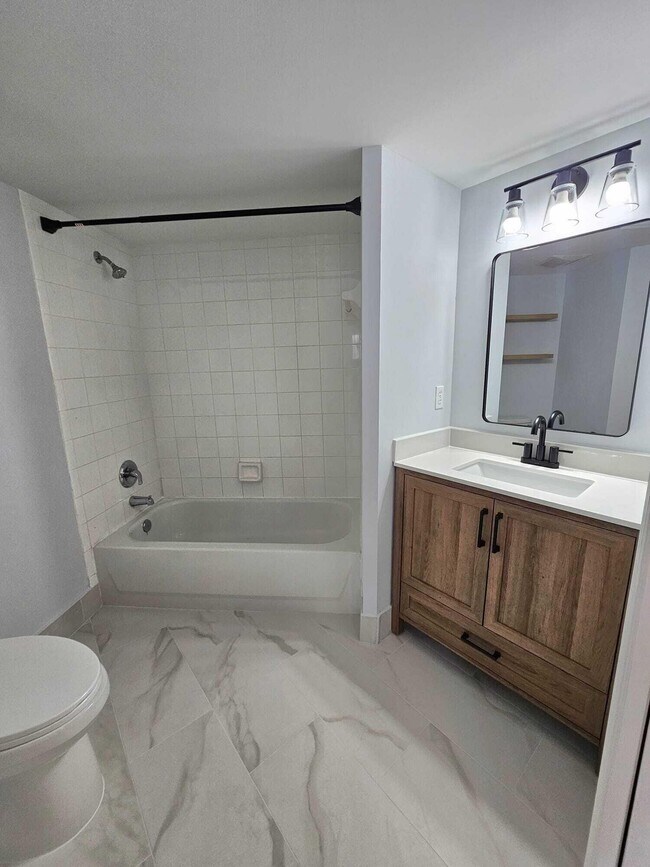 Building Photo - 1100 Crestwood Ct S