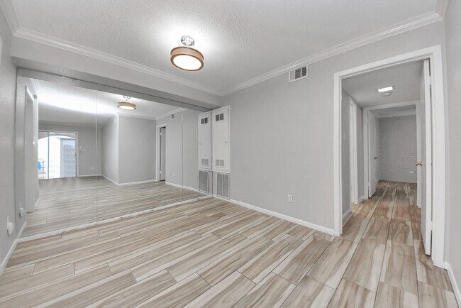 Building Photo - 2744 Briarhurst Dr