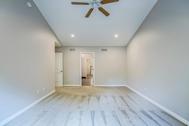 Building Photo - 348 Sedgewood Ln
