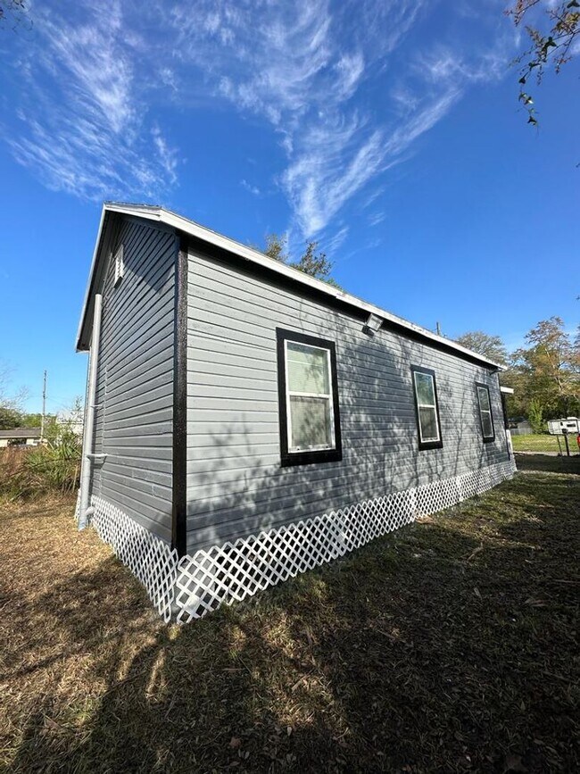 Building Photo - Fully renovated 2/1 single family residenc...