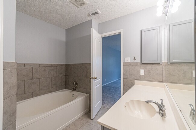 Building Photo - 1519 Jasmine