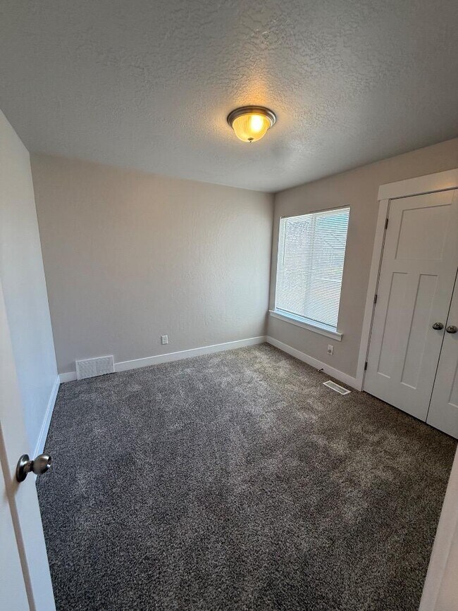 Building Photo - 1375 E Rachel Way