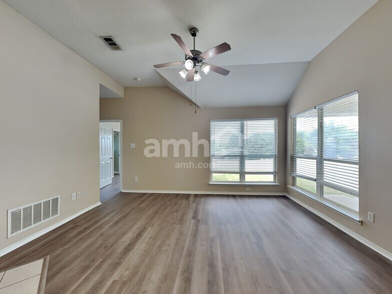 Building Photo - 210 Hilltop Dr