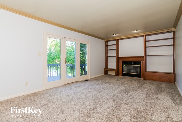 Building Photo - 5130 Lakeside Dr