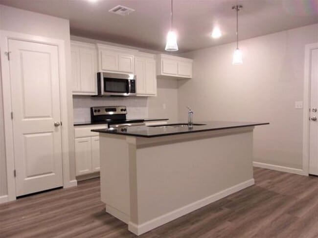 Building Photo - 3 Bed 2 Bath 2 Car Duplex in Chisholm Creek NW OKC