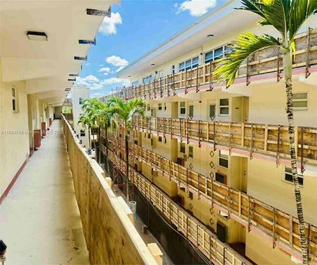 Building Photo - 215 SE 3rd Ave