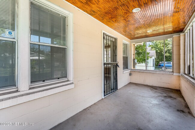 Building Photo - 1018 W 23rd St