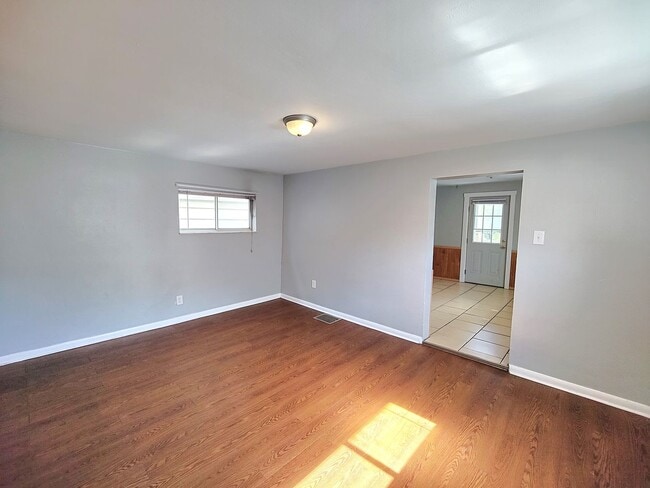 Building Photo - *Spacious & Updated 2BD/2BA Single Family ...